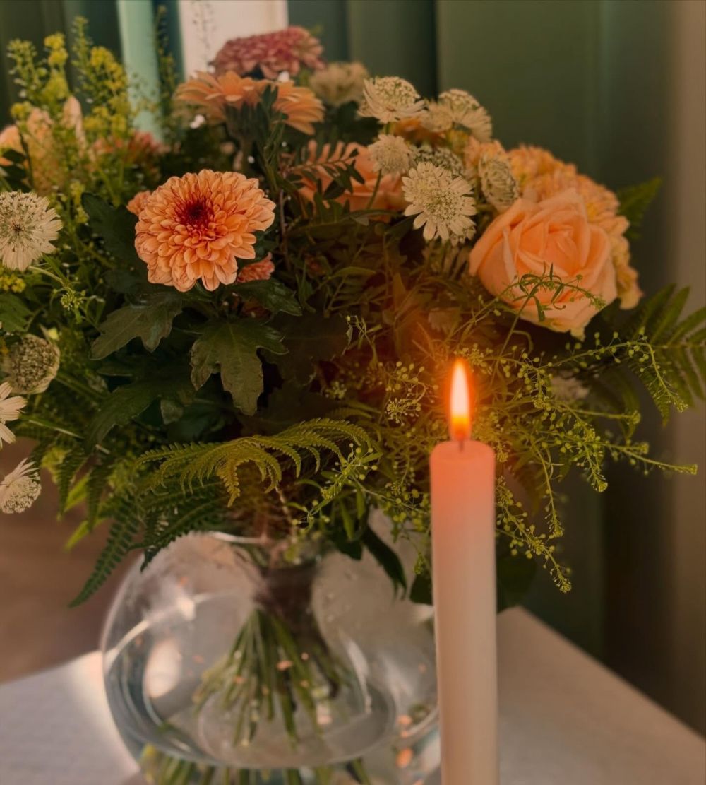 Vad gör en borgerlig officiant och hur skapas en personlig ceremoni?